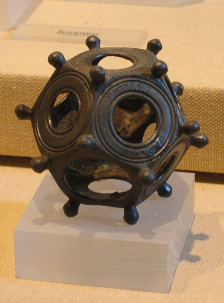 <p><strong>Roma oniki yüzlüleri</strong><br />
<br />
Roma Dodecahedrons, bronzdan yapılmuş küçük, içi boş bir cisimdir. Bunların yaklaşık 100 tanesi Avrupa ve İngiltere'de bulundu. Bu şifreli eser hakkında bilinenler sadece bunlarla kısıtlı.<br />
<br />
 </p>
