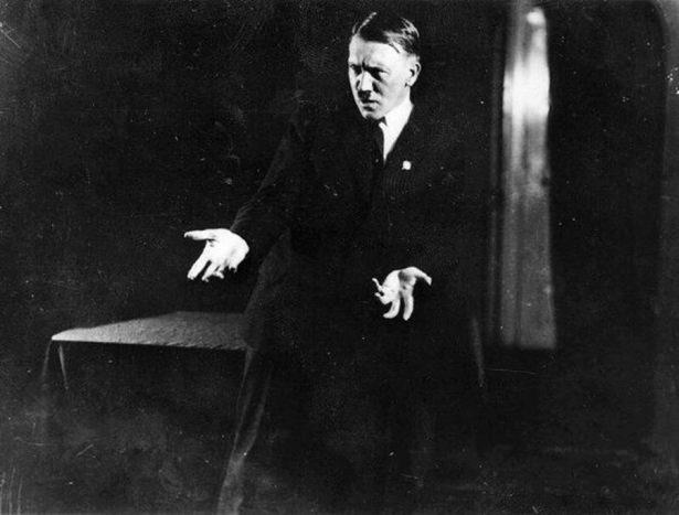 <p>Adolf Hitler aynanın karşısında konuşma provası yaparken, 1925</p>
<p> </p>
