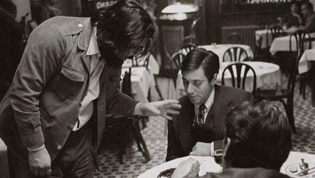 <p>The Godfather´ın yönetmeni Francis Ford Coppola, filmin çekimleri esnasında Al Pacino´ya direktif verirken, 1972</p>
<p> </p>
