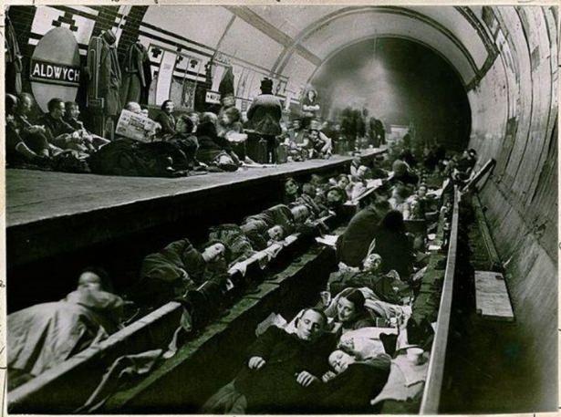 <p>II. Dünya Savaşı sırasında, Aldwych metro istasyonuna sığınmış Londralılar, Nisan 1941</p>
<p> </p>
