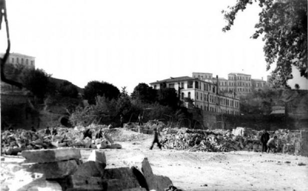 <p>Yerine İnönü Stadı’nın yapılmasına karar verilen Istabl-ı Âmire yani Dolmabahçe Sarayı’nın ahırları yıkılıyor, 1939</p>
<p> </p>
