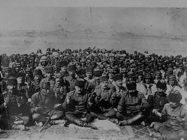 <p>I. Dünya Savaşı esnasında cephede dua eden Türk askerleri</p>
<p> </p>
