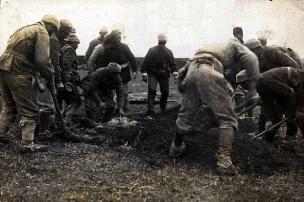 <p>Rus Ordusu geri çekilirken, Osmanlı askerleri öldürülen Müslüman sivilleri gömüyordu, 1918</p>
<p> </p>
