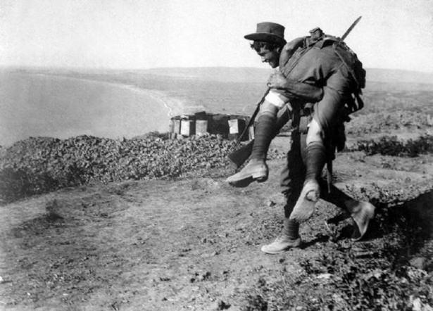 <p>Bir Anzak askeri silah arkadaşını hastaneye taşırken, Çanakkale Savaşı, 1915</p>
<p> </p>
