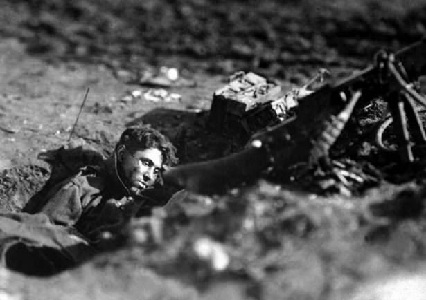 <p>Savaşın bitmesine bir hafta kala ölen, Alman makineli tüfek nişancısı, Fransa, 4 Kasım 1918</p>
<p> </p>
