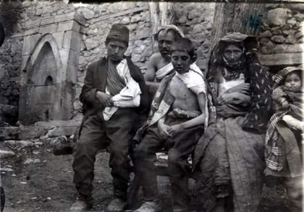 <p>I. Dünya Savaşı´ndaki Kafkasya Cephesi çatışmaları esnasında yaralı müslüman mülteciler, Hasankale, 1915</p>
<p> </p>
