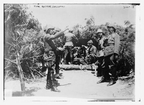 <p>3. Kolordu ve Arıburnu Kuzey Grubunun Komutanı Esat Paşa, topçulara emir verirken, 1915</p>
<p> </p>
