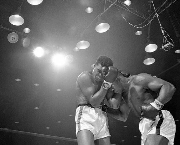 <p>Muhammed Ali, henüz 22 yaşındayken Dünya Ağır Sıklet ünvan maçında Sonny Liston ile karşılaşıyor, 25 Şubat 1964</p>
<p> </p>
