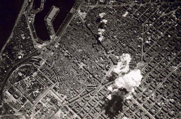 <p>Diktatör Franco´ya bağlı Ulusal Hava Kuvvetleri tarafından havadan bombalanan Barcelona, 1938</p>
<p> </p>

