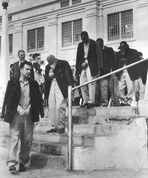 <p>Hapishane olarak kullanılan Alcatraz Adası´nın kapanması ardından, son 27 mahkum tahliye edilirken, 21 Mart 1963</p>
<p> </p>
