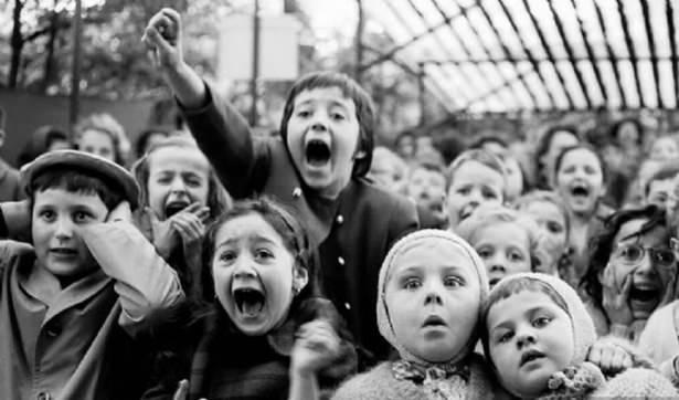 <p>Kukla Tiyatrosu´nda Saint George ve Hikâyesi´ni izleyen çocuklar, Paris, 1963</p>
<p> </p>
