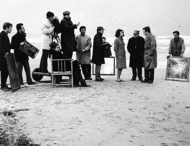 <p>Müşfik Kenter ile Sema Özcan ´Sevmek Zamanı´ film setinde Metin Erksan ve set ekibiyle birlikte, Büyükada, 1965</p>
<p> </p>
