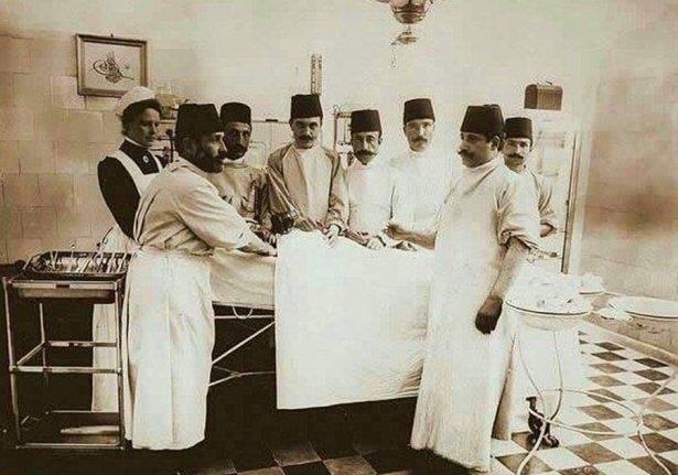 <p>Hamidiye Etfal Hastanesi doktorları ameliyatta, 1900</p>
<p> </p>
