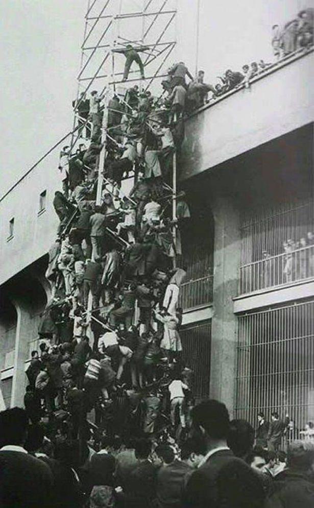 <p>Aydınlatma direğinden stada girmeye çalışan Beşiktaş taraflarları, 1960</p>
<p> </p>
