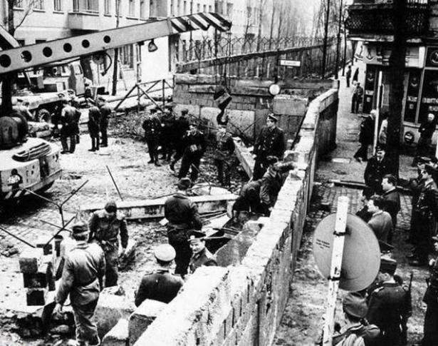 <p>Berlin Duvarı inşaatı, 1961</p>
<p> </p>
