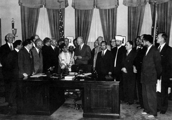 <p> 1953'te ABD Başkanı Eisenhower Beyaz Saray'da Müslüman Kardeşler'le görüşüyor. </p>
