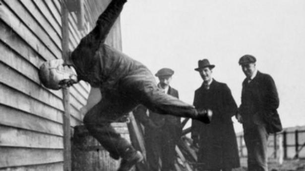 <p>1912 yılında Amerikan futbolu kaskları test edilirken.</p>
