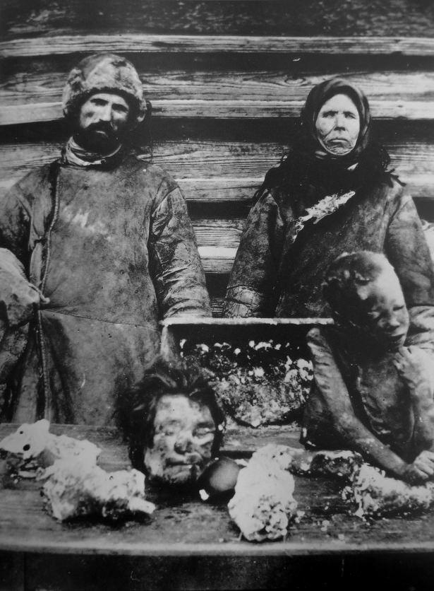 <p>1921 yılındaki kıtlık sırasında insan yiyen Rus köylüler.</p>
