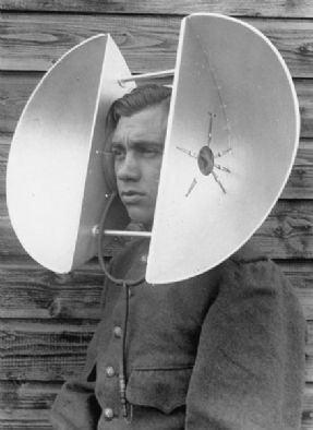 <p>Radar bulunmadan önce el yapımı radar. İngiliz askeri Alman bombalamalarını dinliyor.</p>
