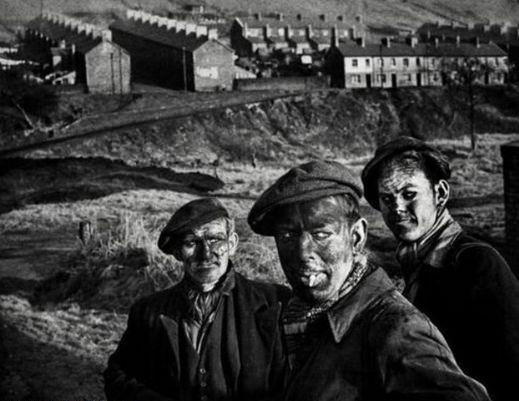 <p><strong>1950 yılında Galler'deki dede-baba-oğul 3 jenerasyon maden işçileri.</strong><br />
 </p>
