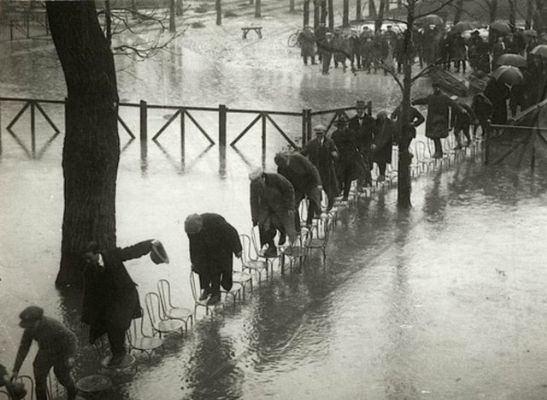 <p><strong>1924 yılında Paris'te Seine Nehri'nde sel olduktan sonra insanlar, nehri geçmeye çalışıyor.</strong><br />
 </p>
