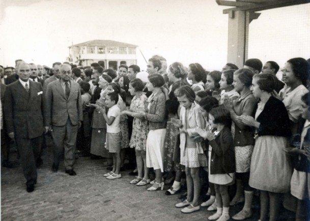 <p>Atatürk, 19 Mayıs'ın "Gençlik ve Spor Bayramı" olarak kutlanmaya başladığı ilk yıllara ait olduğu düşünülen fotoğraflardan birisinde, Atatürk Orman Çiftliği'ndeki bir alanda, yapılan etkinlikler görülüyor.</p>
