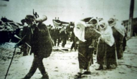 <p>Kurtuluş Savaşı'nda mermi taşıyan yaşlılar</p>
