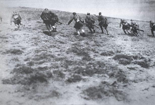 <p>Yunan Evzonlar (1/38 Evzon Alayından) Türk siperlerine hücum ederken. (Ağustos 1921)</p>
