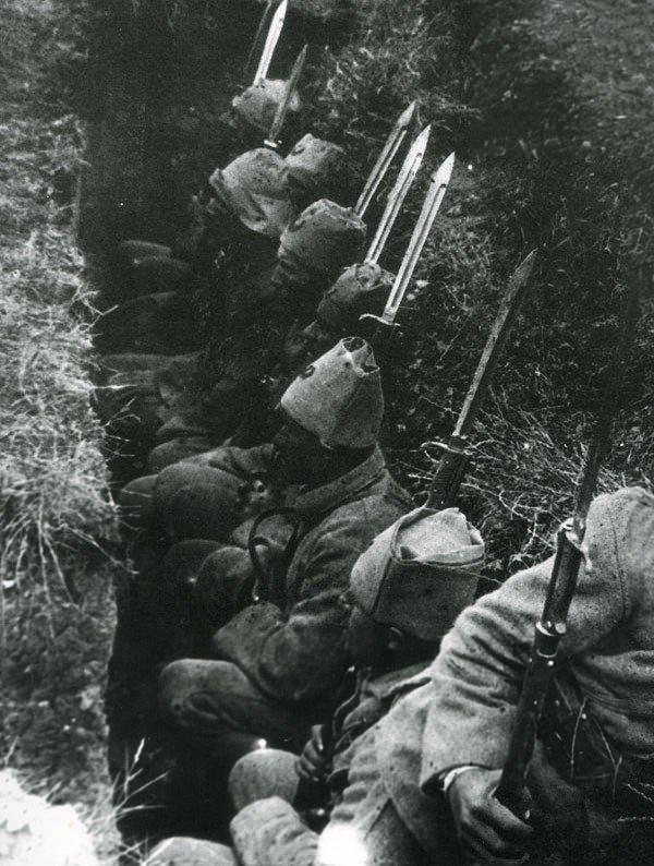 <p>Türk topçular Yunan mevzilerini döverken, Türk piyade birlikleri hücum için siperlerde bekliyor.</p>
