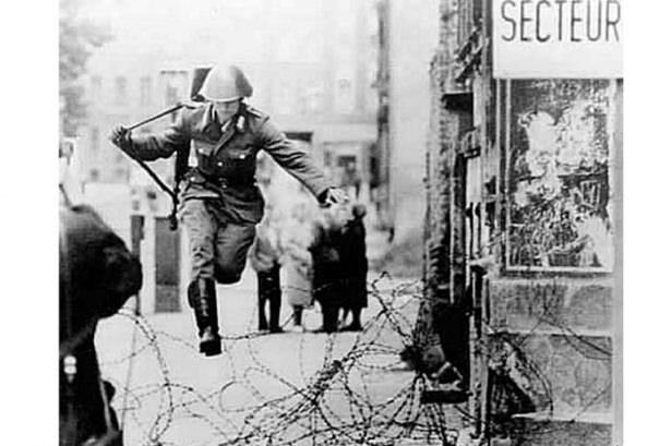 <p>Peter Leibing (1961)Doğu Alman askeri Conrad Schumann barikatları geçip Batı Berlinin Fransız kontrolündeki bolümüne sığınırken Fotoğraf Peter Leibing tarafından 1961 yılında çekildi ve Soğuk Savaşın simgelerinden biri oldu. <br />
 </p>
