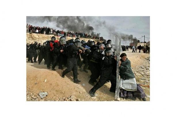 <p>Oded Balilty (2007)Batı Şeria'daki yerleşim biriminden zorla tahliye edilen İsrailli bir kadını görüntüleyen Associated Press'ten Oded Balilty, bu fotoğrafıyla özgün fotoğraf dalında Pulitzer ödülene layık görüldü.</p>
