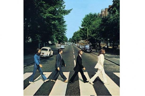 <p>The Beatles topluluğunun Abbey Road adlı albümünün kapağını süsleyen bu fotoğrafta John, Ringo, Paul ve George bir caddeyi geçerken görünüyor. Caddenin gerçek adı Abbey Road. <br />
 </p>

