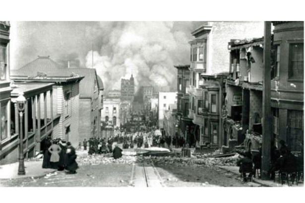 <p>Bu fotoğraf 18 Nisan 1906 tarihinde Arnold Genthe tarafından ödünç bir makine ile San Fransisco'da çekildi. Depremden sonra çıkan yangının fotoğrafçısı Genthe, Greta Garbo'yu dünyaya tanıtan adam olarak da anılıyor. </p>
