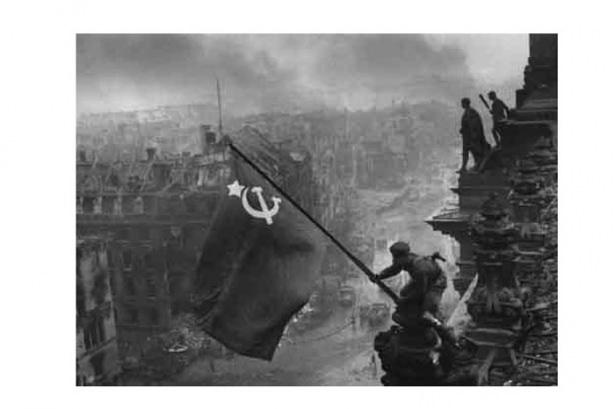 <p>1945 Yevgeny Khaldeiİkinci Dünya Savaşı'nda Almanya'nın düştüğü an. İki Sovyet askeri Raqymzhan Qoshqarbaev ve Georgij Bulatov, Berlin'deki Reichstag binasına Sovyetler Birliği bayrağını dikiyor.</p>

