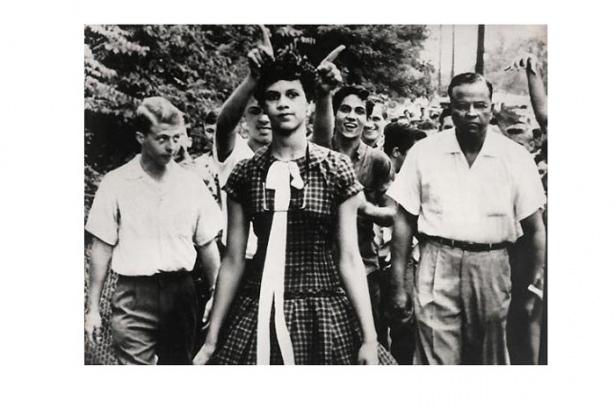 <p>1957 Douglas Martin, ABDABD'de sadece beyaz öğrencilerin devam ettiği Harry Harding Lisesi'ne kabul edilen ilk siyah öğrencilerden Dorothy Counts'ın okuldaki ilk günü. Tacizlere sadece 4 gün dayanabilmişti. </p>
