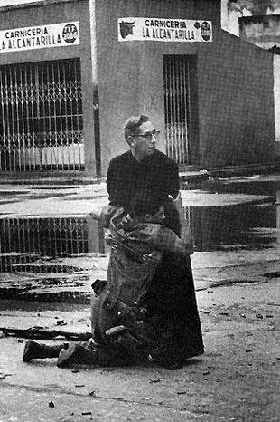 <p>1962 Héctor Rondón Lovera, VenezuellaSniper tarafından vurulan bir asker son anlarında papaza tutunuyor... <br />
 </p>
