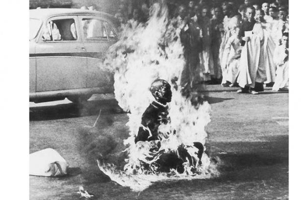 <p>1963 Malcolm W. Browne, ABDBudist rahip Thich Quang Duc, Güney Vietnam Hükümeti'nin din adamlarına eziyet etmesini kendini yakarak protesto ediyor. Rahip yanarak ölürken hiç ses çıkarmadı ve kıpırdamadı . </p>
