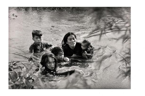 <p>1965 Kyoichi Sawada, JaponyaGüney Vietnam'da anne ve çocukları ABD bombalarından kaçmak için nehri geçmeye çalışıyor.. </p>
