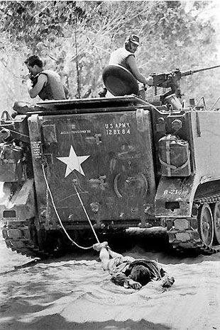 <p>1966 Kyoichi Sawada, JaponyaABD birlikleri Güney Vietnam'da Vietkong'lu ölü bir askeri sürüklerken... Ödülü 2 yıl üstüste kazanan Japon fotoğrafçı Swada'yı, tanık olduğu görüntüler o kadar yıprattı ki aldığı ödüllere hiç sevinemedi. </p>
