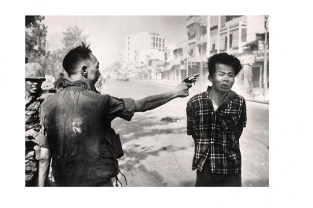 <p>1968 Eddie Adams, ABD1 Şubat 1968. Güney Vietnam Polis Şefi Nguyen Ngoc Loan, Viet Kong'lu olduğundan şüphelendiği genci öldürürken...</p>
