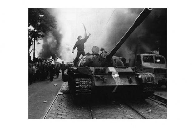 <p>1968 Josef KoudelkaRusların Çekoslavakya'yı işgali sırasında tankların Prag'a girişi fotoğraflara böyle yansıdı. </p>
