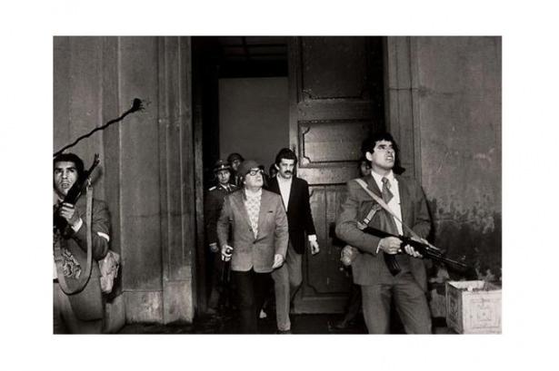 <p>1973 Fotoğrafı kimin çektiği bilinmiyorŞili'de demokratik seçimle gelen Başkan Salvador Allende'nin askeri darbe sırasında ölümünden birkaç saniye öncesi. Fotoğrafı çeken kişinin "kişisel güvenliği" için adının açıklanmasını istemediği sanılıyor. </p>
