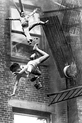 <p>1975 Stanley Forman, ABDBoston'da bir kadın ve bir kız apartmanın yangın merdiveninin çökmesiyle düşmeye başlıyorlar. Bu fotoğraf yılarca güvenlik kampanyalarında kullanıldı. <br />
 </p>
