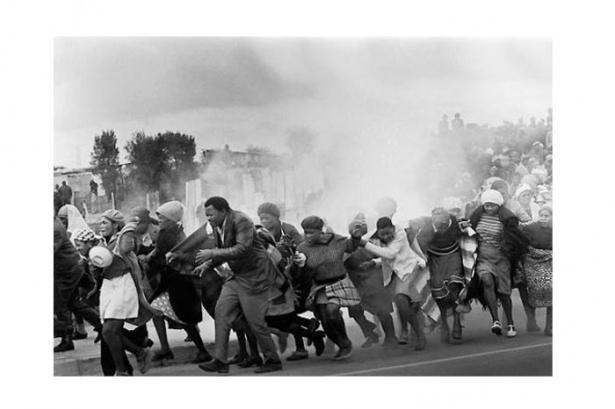 <p>1977 Leslie Hammond, Güney AfrikaGüney Afrika'da evlerinin yıkılmasını protesto eden halka polis gözyaşartıcı bombayla yanıt veriyor. Gözyaşartıcı bomba etkisini yakından hisseden Hammond, sadece birkaç poz çekebiliyor. ​<br />
 </p>
