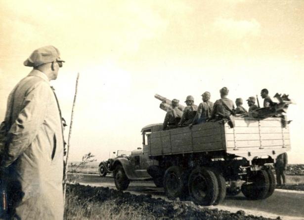 <p>Atatürk askeri birliğin geçişni izliyor..</p>
