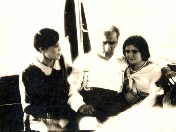 <p>Atatürk kız öğrencilerle...</p>

