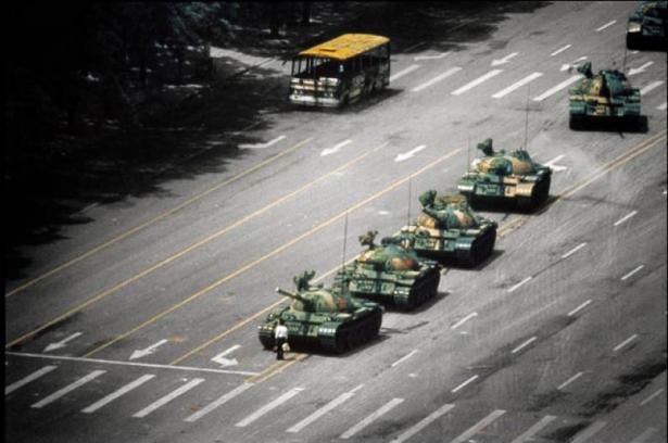 <p><strong>Bu fotoğraf, 1989 yılında Tian’anmen meydanındaki ayaklanma sırasında Çin tanklarına karşı ayakta duran genç bir Çinliyi temsil ediyor. Fotoğrafta Jeff Widener’in imzası bulunuyor. Üstlerinin verdiği talimata rağmen, tank sürücüsü gencin üzerine tankı sürmeyi reddetmişti.</strong></p>
