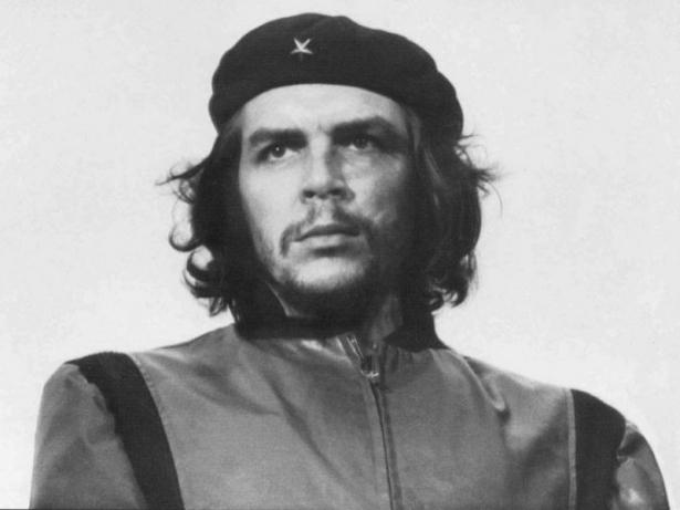 <p><strong>Che’nin bu portresi, Mart 1960’ta La Coubre patlamasında kurbanların toprağa verilmesi sırasında çekildi. Alberto Korda, fotoğrafçılıktaki ününü kısmen bu klişeye borçlu. Maryland Sanat Enstitüsü, bu fotoğrafa “20. yüzyılın en ünlü fotoğrafı ve grafik ikonu” olarak ilan etti.</strong></p>
