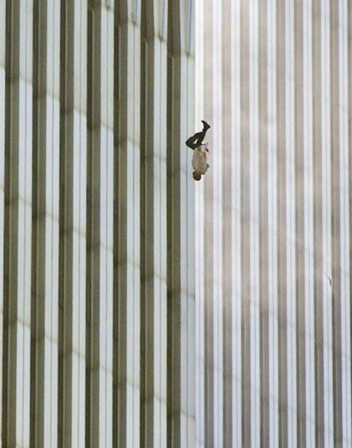<p>11 Eylül 2001 saldırıları sırasında, İkiz Kuleler’den düşen bir kişinin fotoğrafı tüm dünyaya yayıldı. O sırada fotoğraf makinasının arkasında Richard Drew vardı.</p>
