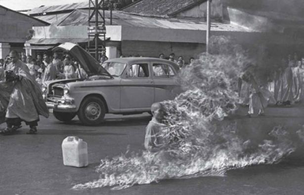 <p>Haziran 1963’te Vietnamlı keşiş Thich Quang Duc, Budist karşıtı eylemleri protesto etmek için Saygon sokaklarında bedenini ateşe verdi. Malcom Browne’un bu fotoğrafta imzası var.</p>
